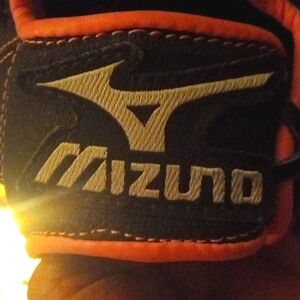 Thus Us A Mizuno Girls Baseball Playing Mit It Firs In The Right Hand